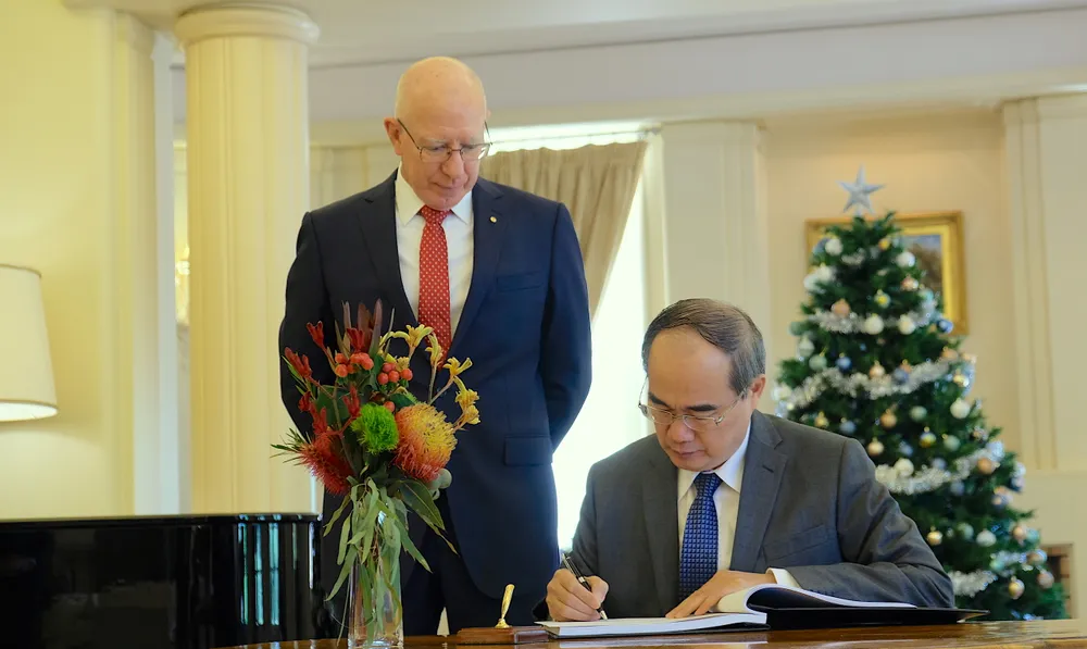 Toàn quyền Australia lái xe chở Bí thư Thành ủy TPHCM Nguyễn Thiện Nhân ảnh 2