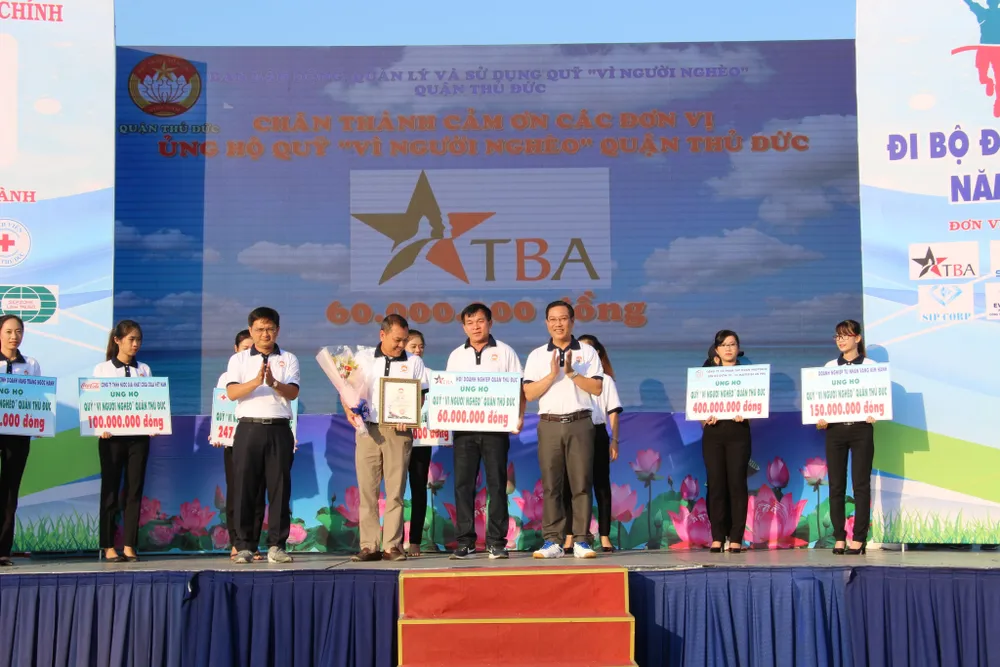 1.500 vận động viên nghiệp dư đi bộ, quyên góp 2,9 tỷ đồng chăm lo người nghèo ảnh 1