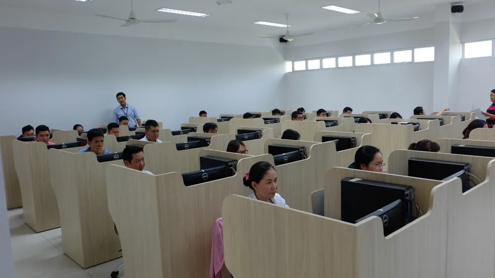 Các thí sinh làm bài dự thi kỳ thi tuyển công chức TPHCM năm 2019. Ảnh: KIỀU PHONG