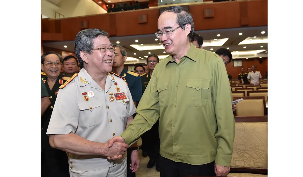 Bí thư Thành ủy TPHCM Nguyễn Thiện Nhân gặp cán bộ cao cấp quân đội nghỉ hưu ảnh 4