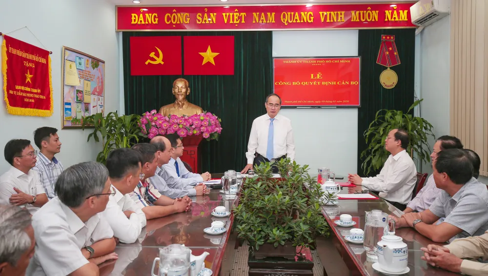 Bí thư Thành ủy TPHCM Nguyễn Thiện Nhân trao quyết định bổ nhiệm Trưởng ban Ban Nội chính Thành ủy ảnh 1