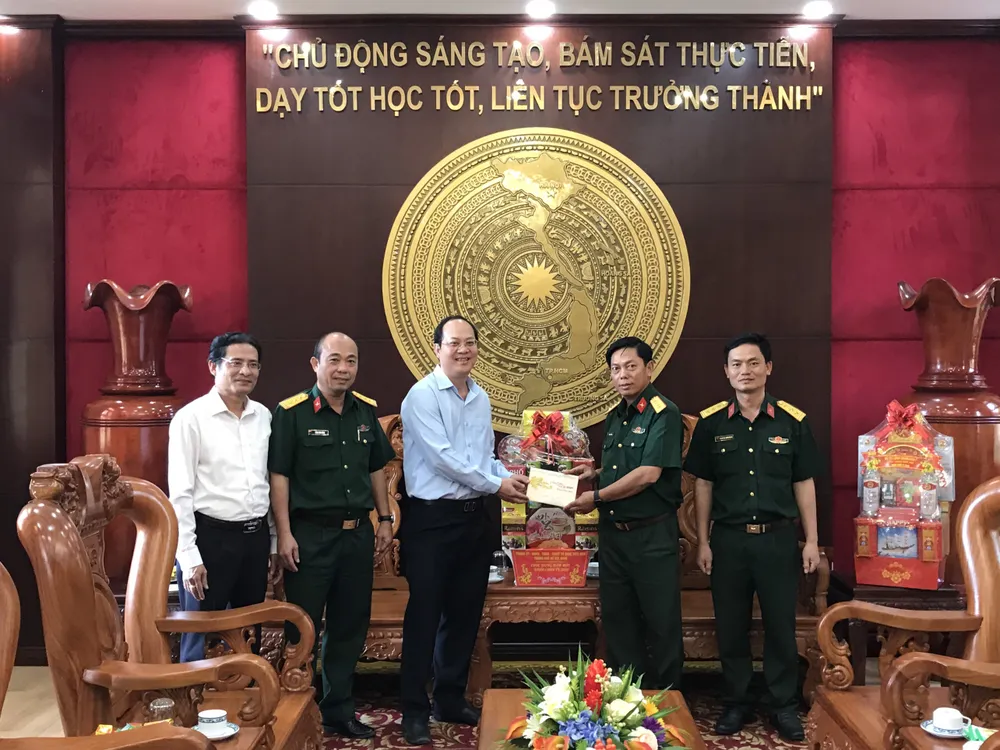 Đoàn đại biểu TPHCM thăm, chúc tết các đơn vị quân đội, gia đình có công, chính sách ảnh 2