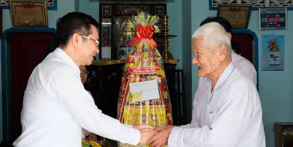 Đoàn đại biểu TPHCM thăm, chúc tết các đơn vị quân đội, gia đình có công, chính sách ảnh 4