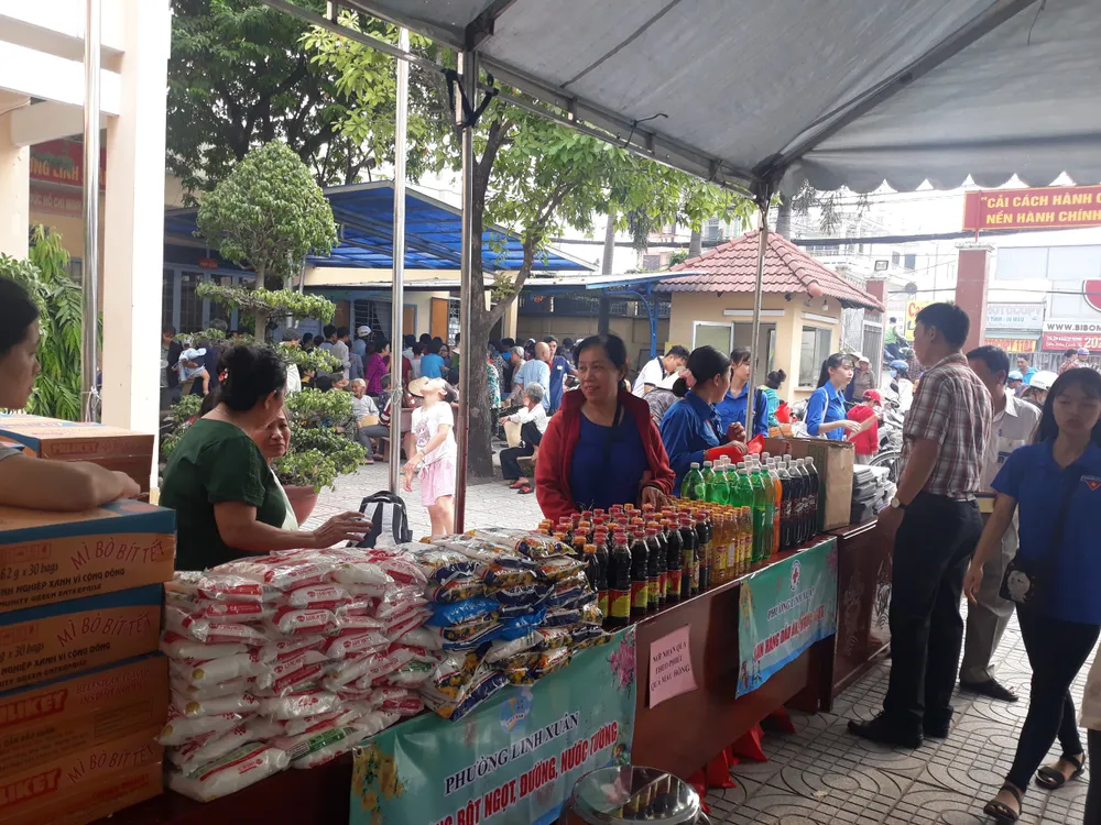 45 loại hàng hóa thiết yếu phục vụ tết cho người dân nghèo. Ảnh: NGUYỄN THANH 