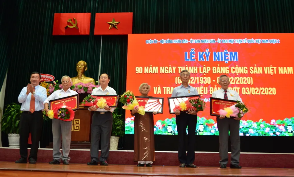 Trao Huy hiệu Đảng cho các đảng viên cao tuổi Đảng ảnh 2