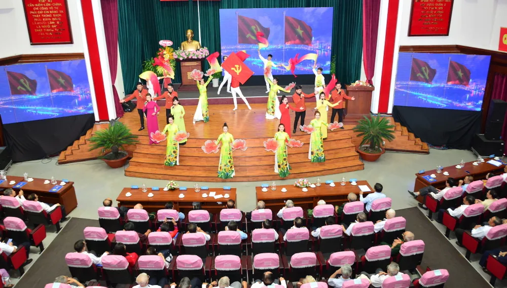 Trao Huy hiệu Đảng cho các đảng viên cao tuổi Đảng ảnh 1