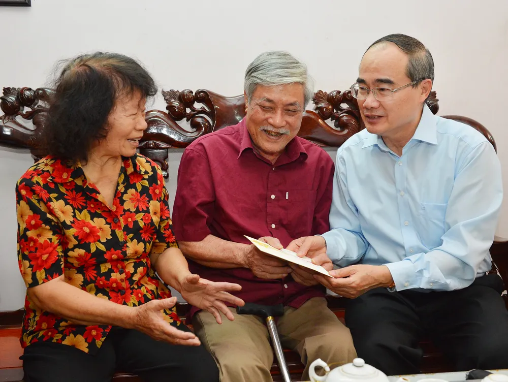 Bí thư Thành ủy TPHCM Nguyễn Thiện Nhân thăm, chúc Tết gia đình chính sách ảnh 1