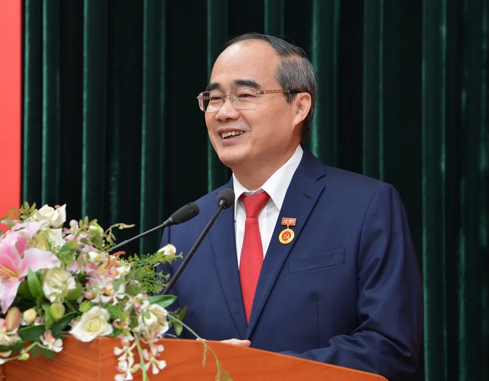 Bí thư Thành ủy TPHCM Nguyễn Thiện Nhân nhận Huy hiệu 40 năm tuổi Đảng ảnh 2