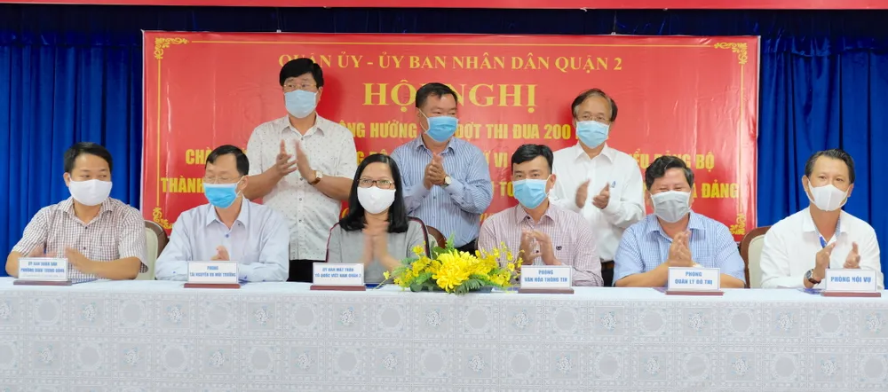 Lãnh đạo quận 2 chứng kiến buổi ký kết thi đua giữa các các đơn vị thuộc các khối UBND quận, mặt trận - đoàn thể quận và các phường. Ảnh: KIỀU PHONG