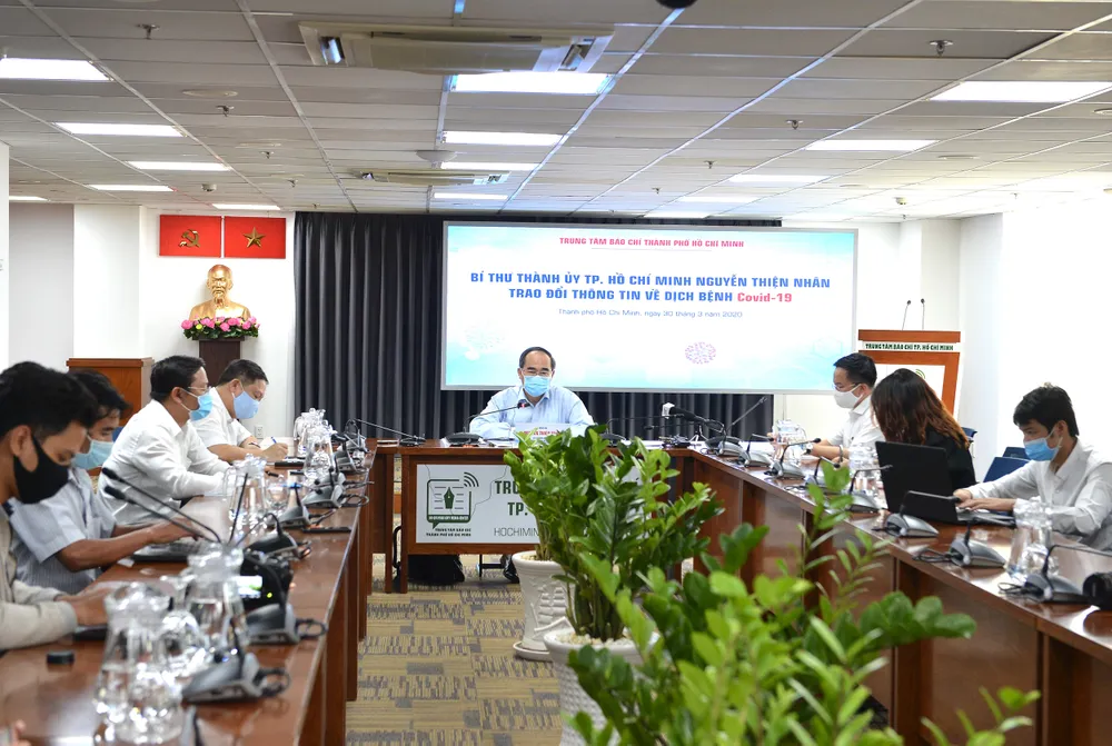 Bí thư Thành ủy TPHCM Nguyễn Thiện Nhân chủ trì buổi họp báo trao đổi thông tin về dịch bệnh Covid-19 chiều 30-3. Ảnh: VIỆT DŨNG