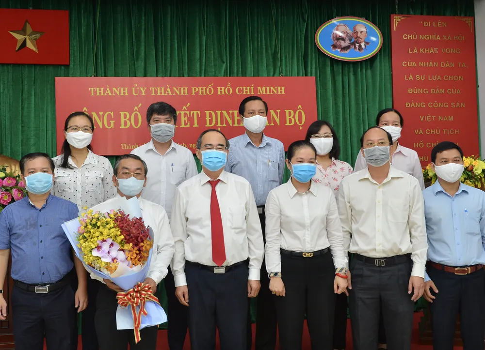 Bí thư Thành ủy TPHCM Nguyễn Thiện Nhân trao quyết định cán bộ tại quận 7 và Đảng ủy Khối ảnh 4