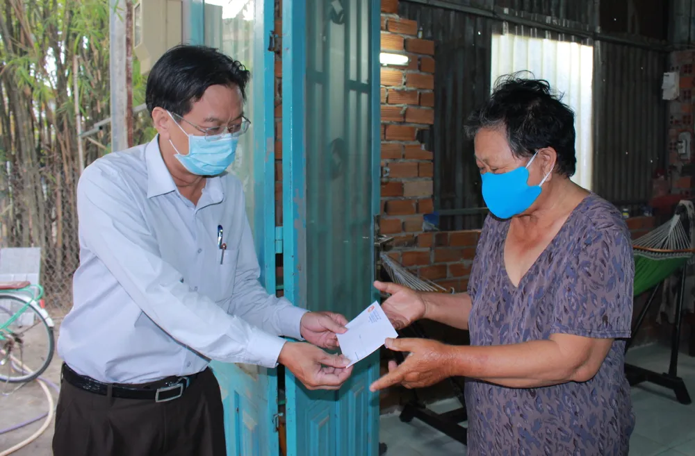 Huyện ngoại thành ở TPHCM vận động mạnh thường quân hỗ trợ người bán vé số dạo ảnh 2