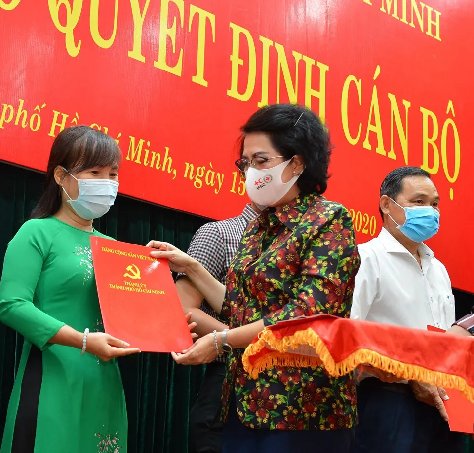 Trao quyết định nhân sự Đảng bộ khối cơ sở Bộ Công thương tại TPHCM ảnh 2