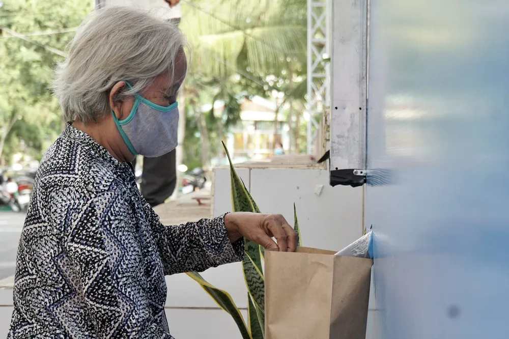 Hơn 50 tấn gạo nghĩa tình ngay buổi đầu “ATM gạo” Thủ Đức hoạt động ảnh 1