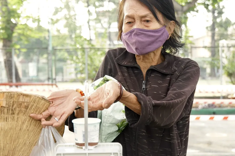 Hơn 50 tấn gạo nghĩa tình ngay buổi đầu “ATM gạo” Thủ Đức hoạt động ảnh 3