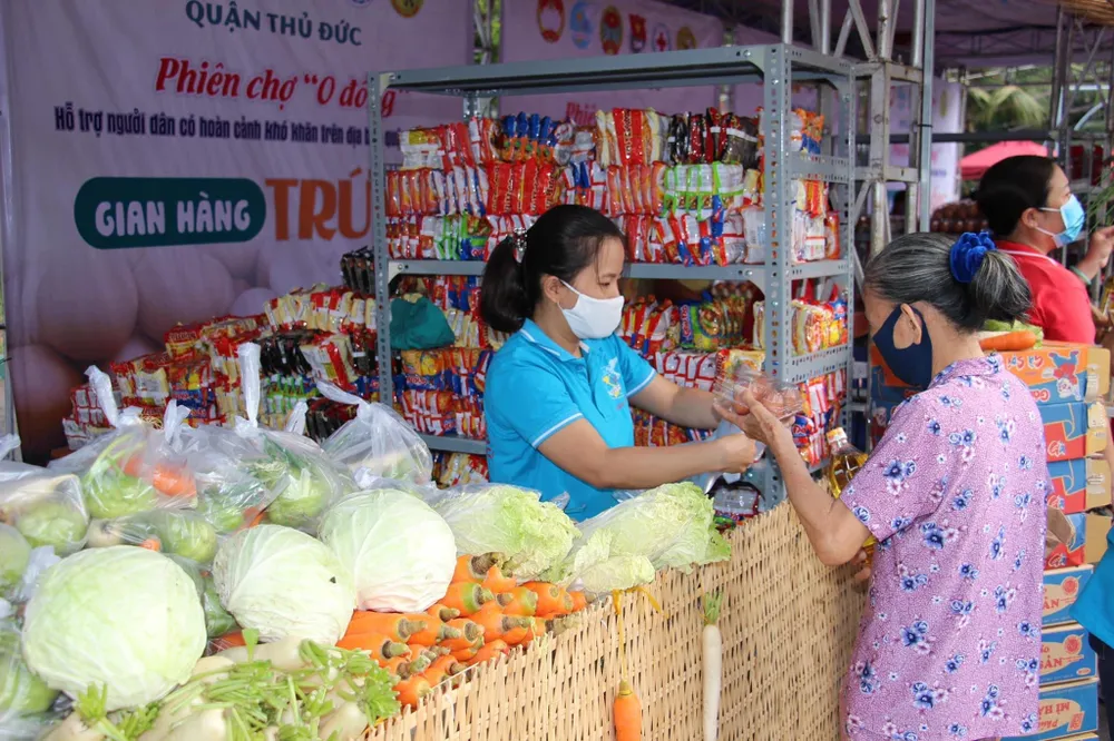 Phiên chợ 0 đồng cạnh ATM gạo nghĩa tình ảnh 2