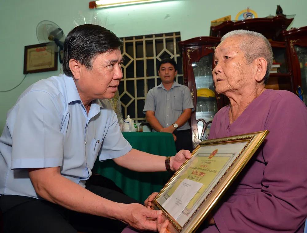 Đoàn lãnh đạo TPHCM thăm, chúc thọ các cụ 90 tuổi tiêu biểu tại quận 2 và quận 9 ảnh 1