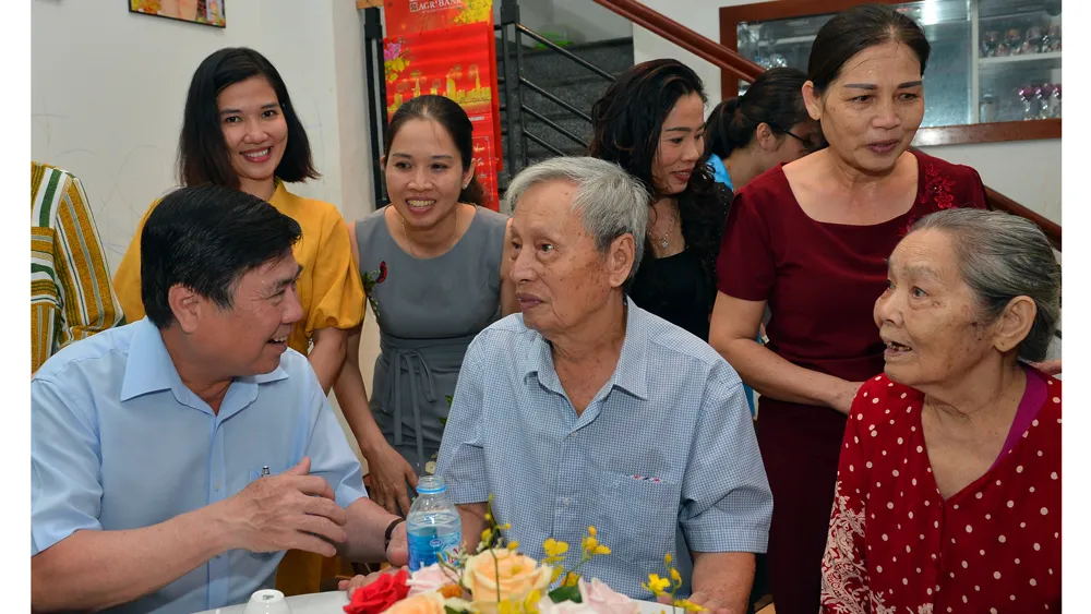 Đoàn lãnh đạo TPHCM thăm, chúc thọ các cụ 90 tuổi tiêu biểu tại quận 2 và quận 9 ảnh 2