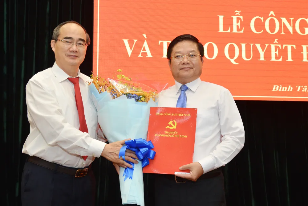 Bí thư TPHCM Nguyễn Thiện Nhân trao quyết định cho tân Bí thư Quận ủy Bình Tân ảnh 1