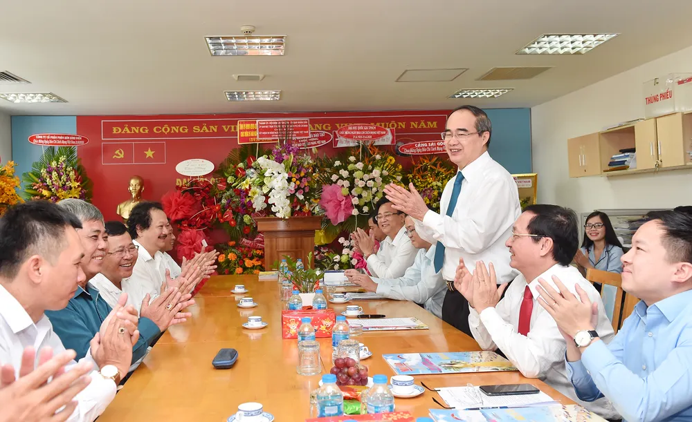 Bí thư Thành ủy TPHCM Nguyễn Thiện Nhân thăm, chúc mừng các cơ quan báo chí ảnh 1