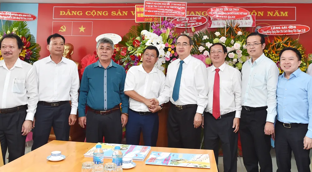 Bí thư Thành ủy TPHCM Nguyễn Thiện Nhân thăm, chúc mừng các cơ quan báo chí ảnh 2