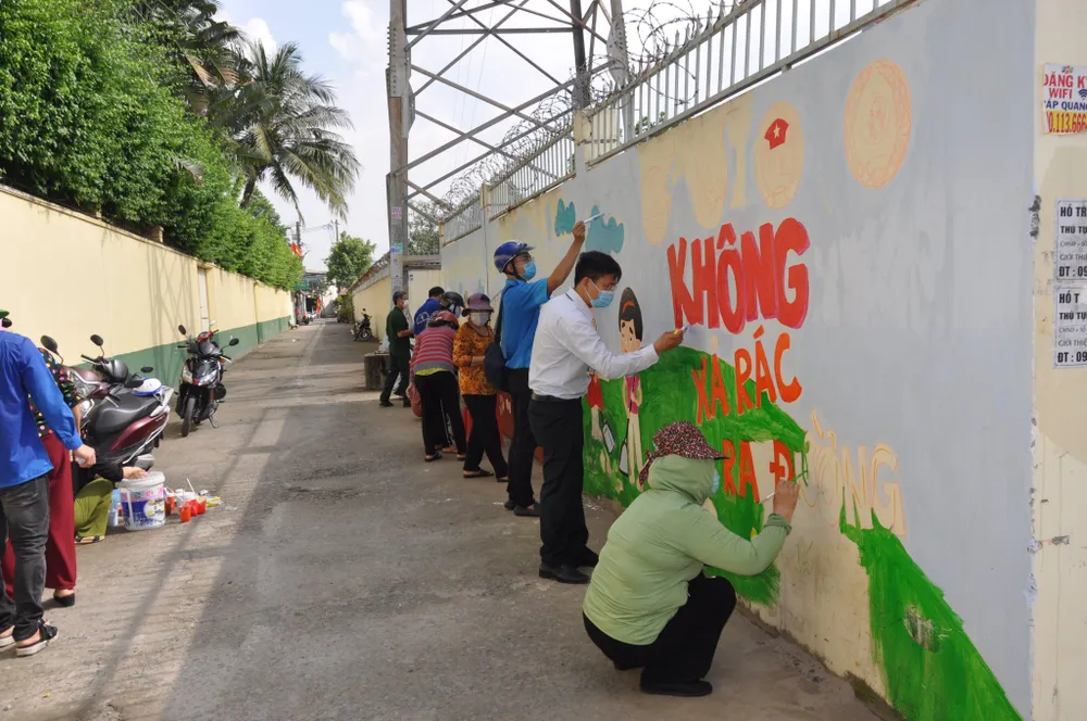 Hoa nở rộ trên tuyến “đường rác” Bờ Sông ảnh 1