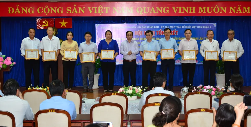 Chuyển bãi rác thành vườn rau xanh để “san sẻ yêu thương” ảnh 1