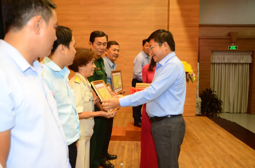 Người dân, doanh nghiệp góp 8 tỷ đồng lắp đặt gần 11.140 thùng rác công cộng ảnh 1