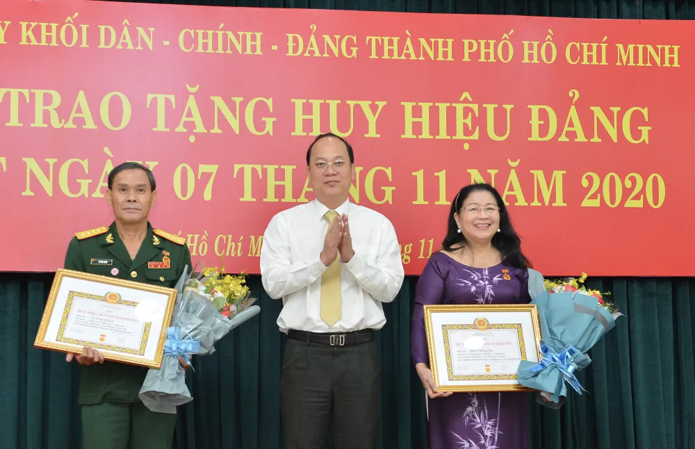 Trao tặng Huy hiệu Đảng cho đảng viên cao tuổi Đảng ảnh 4