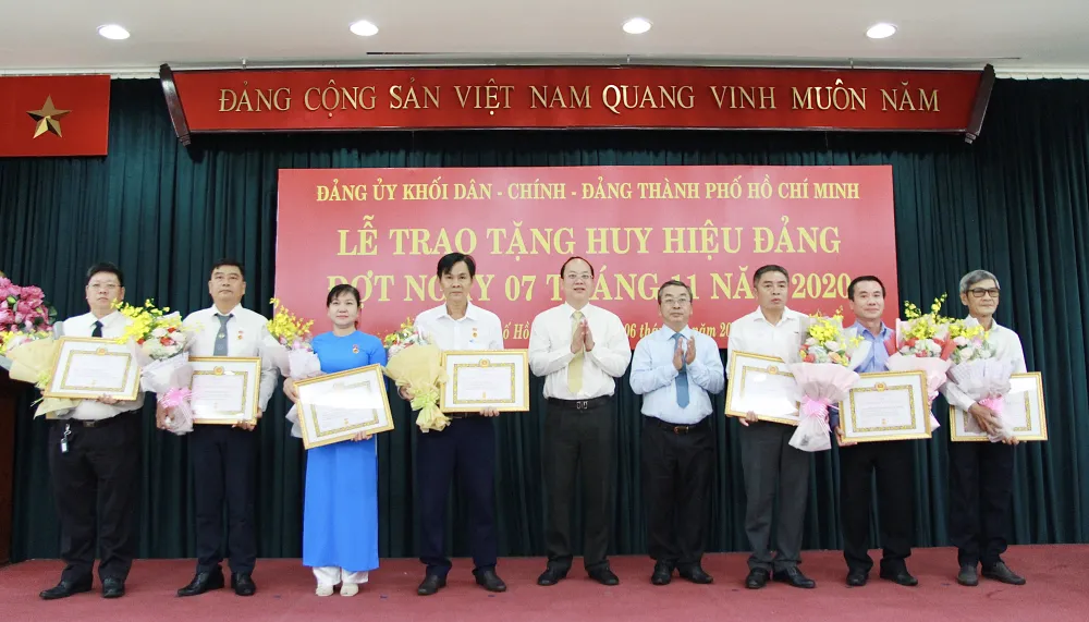 Trao tặng Huy hiệu Đảng cho đảng viên cao tuổi Đảng ảnh 3