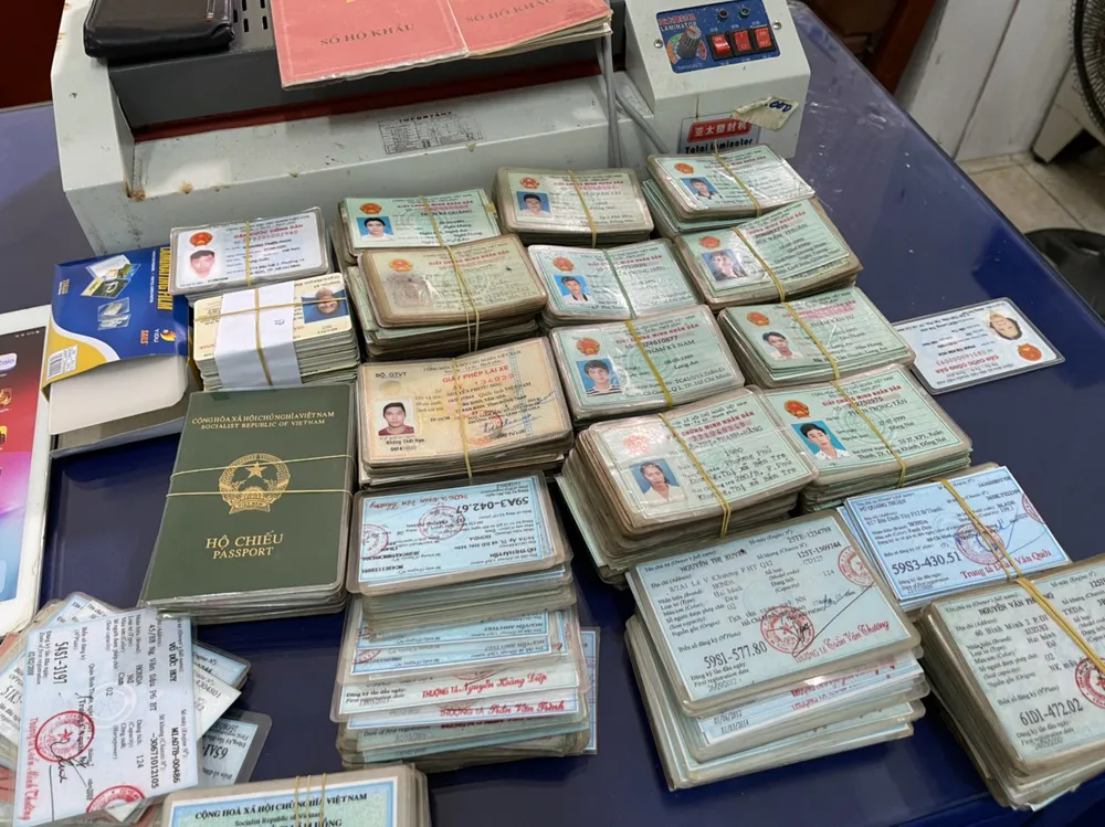 Bắt đối tượng làm giả cả ngàn giấy tờ tùy thân ảnh 2
