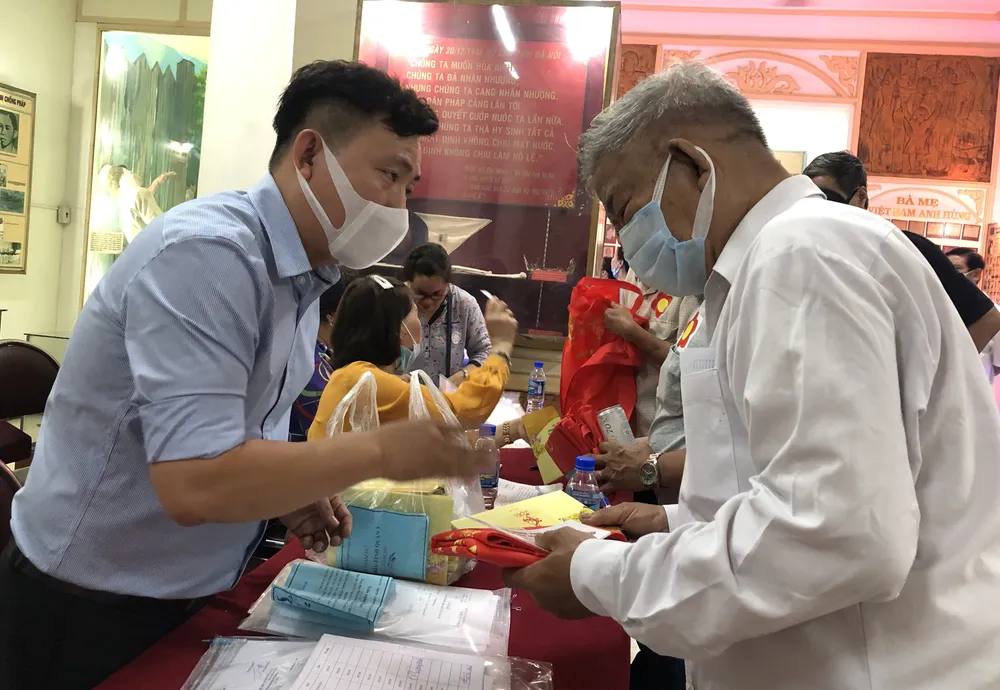 Tặng hơn 3.600 phiếu mua hàng tết cho gia đình chính sách, người nghèo ở quận 3 ảnh 2