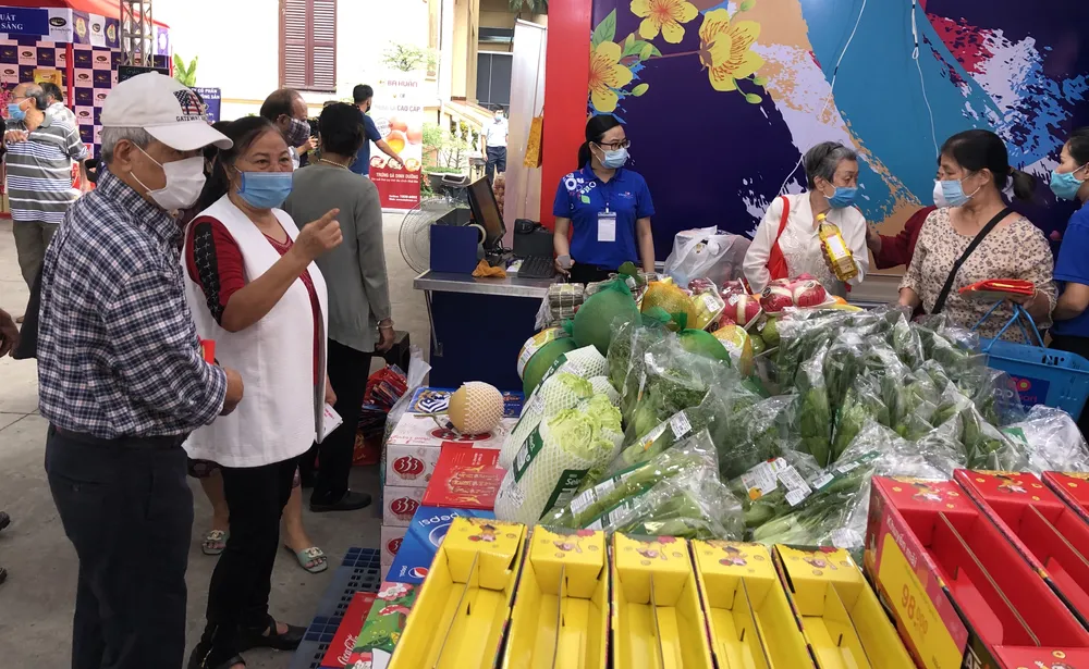 Tặng hơn 3.600 phiếu mua hàng tết cho gia đình chính sách, người nghèo ở quận 3 ảnh 3