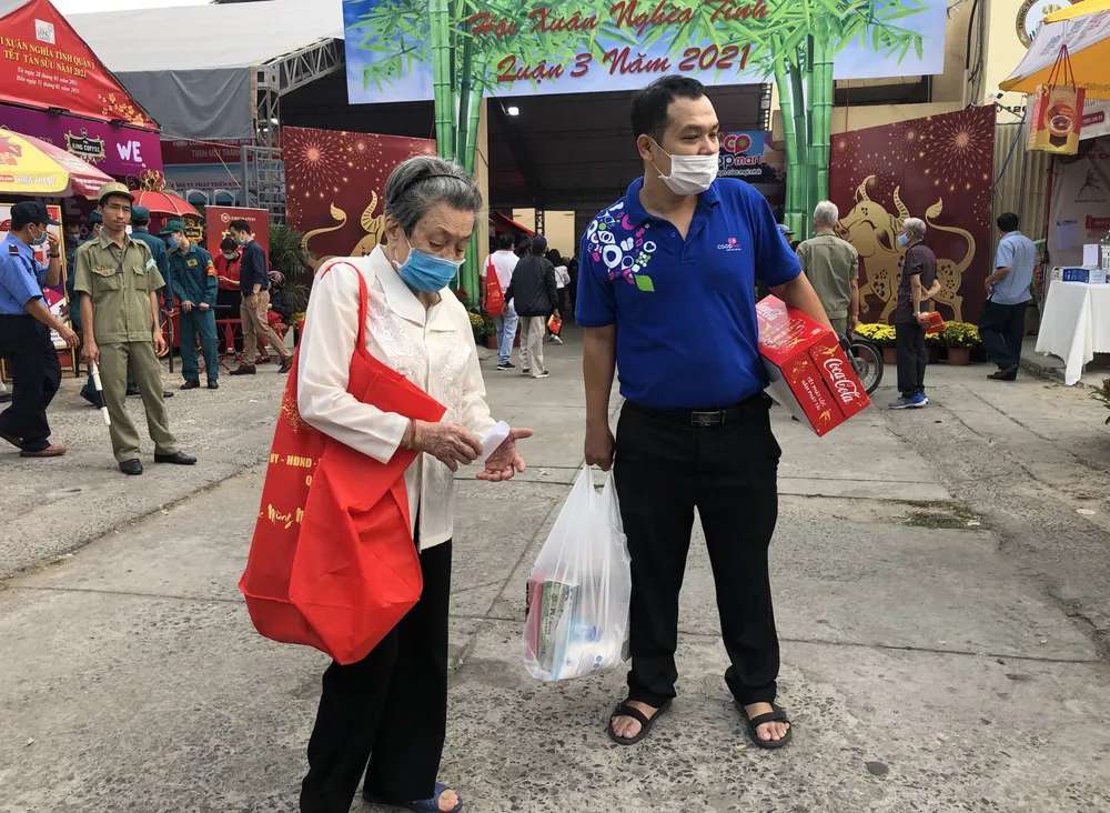 Tặng hơn 3.600 phiếu mua hàng tết cho gia đình chính sách, người nghèo ở quận 3 ảnh 9