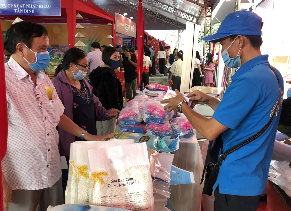 Tặng hơn 3.600 phiếu mua hàng tết cho gia đình chính sách, người nghèo ở quận 3 ảnh 8