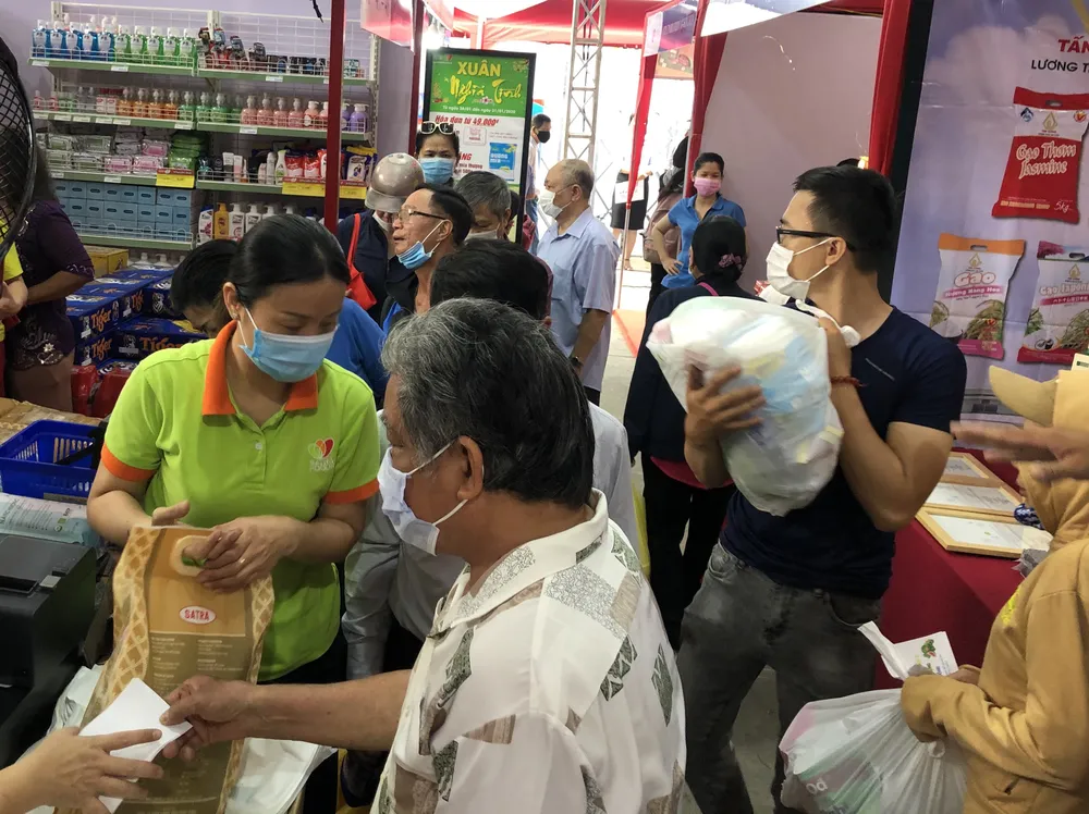 Tặng hơn 3.600 phiếu mua hàng tết cho gia đình chính sách, người nghèo ở quận 3 ảnh 5