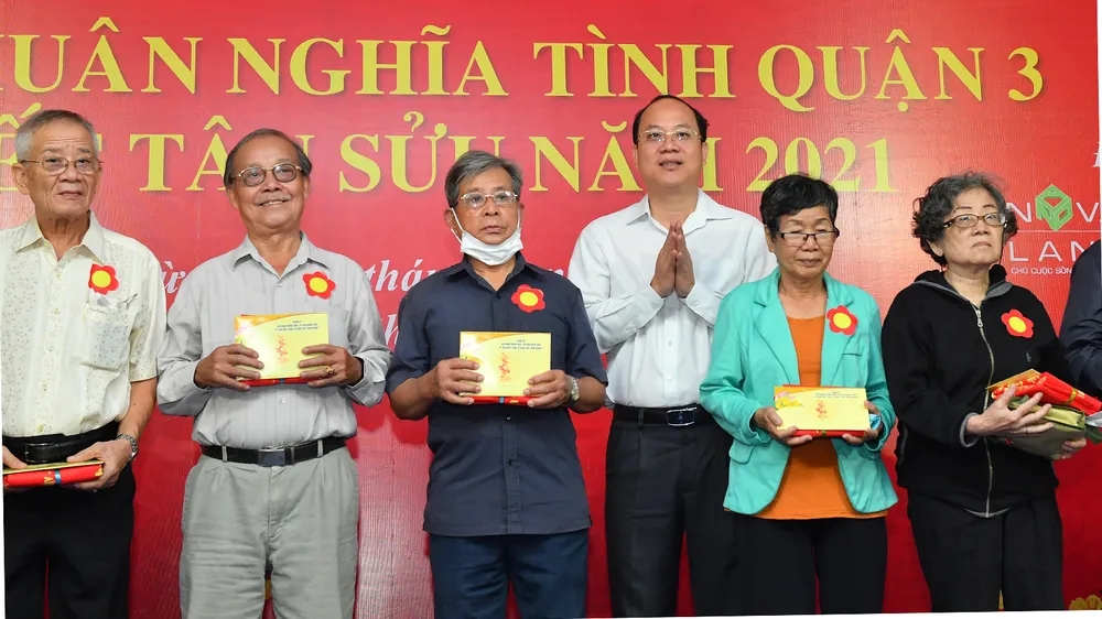 Tặng hơn 3.600 phiếu mua hàng tết cho gia đình chính sách, người nghèo ở quận 3 ảnh 1