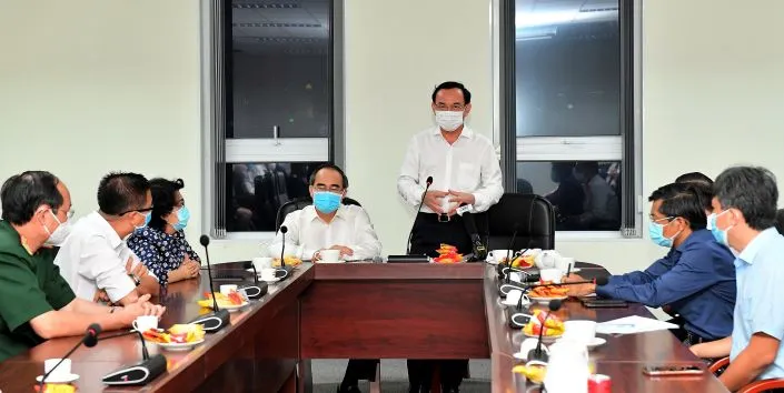 Bí thư Thành ủy TPHCM Nguyễn Văn Nên thăm, động viên đội ngũ phòng chống dịch Covid-19  ảnh 1