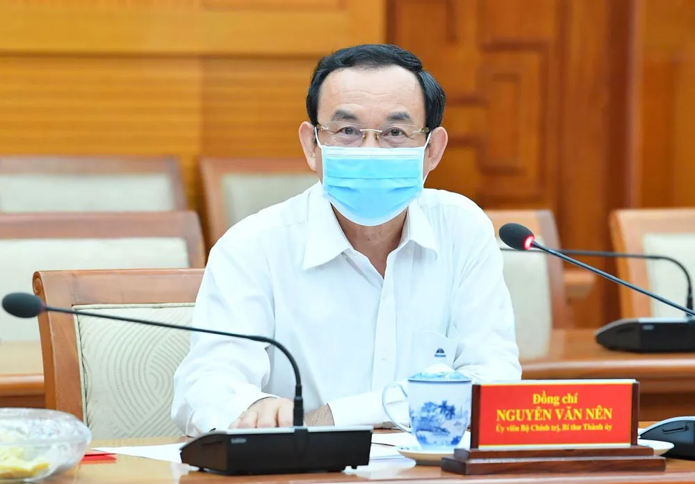 Ủy viên Bộ Chính trị, Bí thư Thành ủy TPHCM Nguyễn Văn Nên chủ trì cuộc họp. Ảnh: VIỆT DŨNG