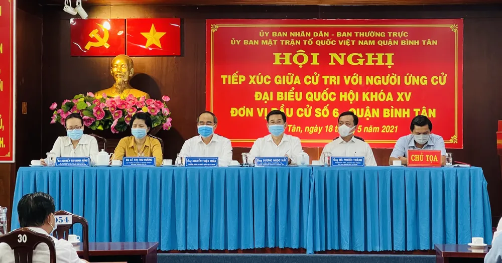 Các ứng cử viên ĐBQH khóa XV, đơn vị bầu cử số 6 tiếp xúc cử tri. Ảnh: VĂN MINH