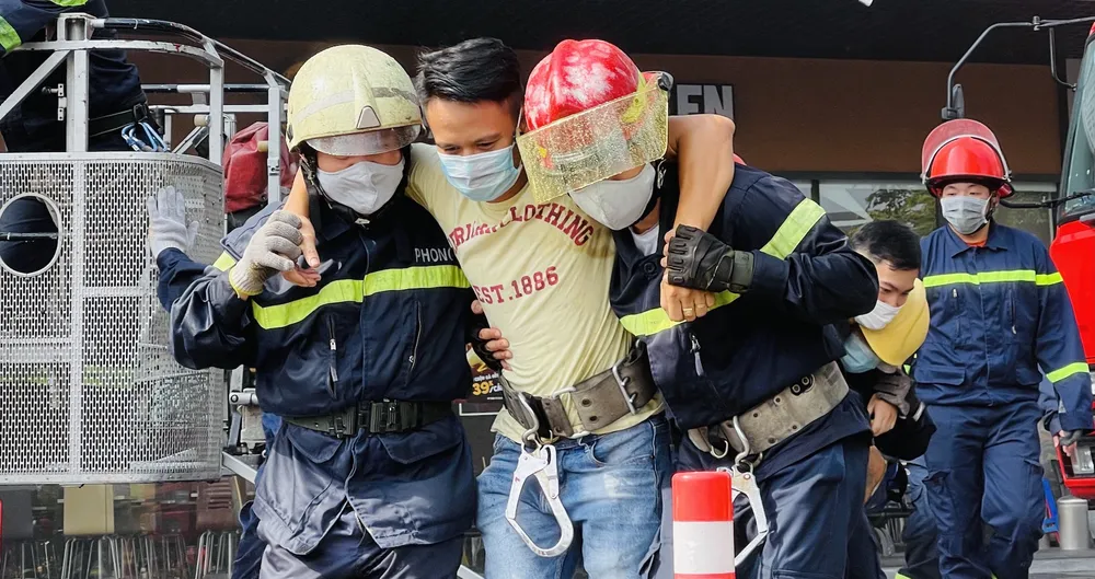 Diễn tập phòng cháy tại trung tâm thương mại 7 tầng ở TPHCM ảnh 2