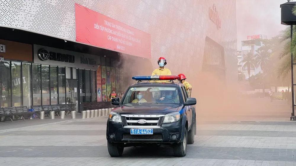 Diễn tập phòng cháy tại trung tâm thương mại 7 tầng ở TPHCM ảnh 1