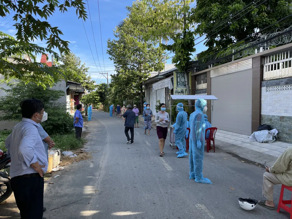 Hóc Môn tuần tra, xét nghiệm lưu động, một ngày phát hiện 6 ca nghi F0 “lang thang” ngoài đường ảnh 1