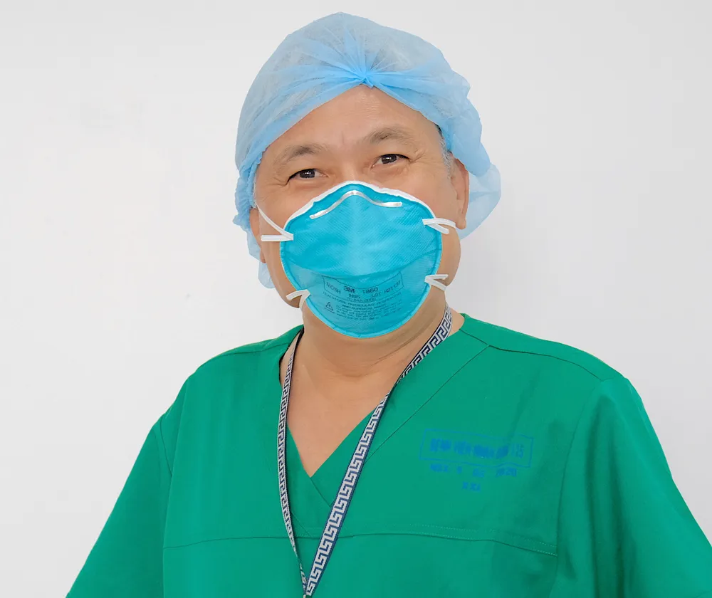 Bác sĩ chuyên hồi sức cấp cứu nỗ lực chăm sóc bệnh nhân tại Bệnh viện Hồi sức Covid-19 ảnh 1