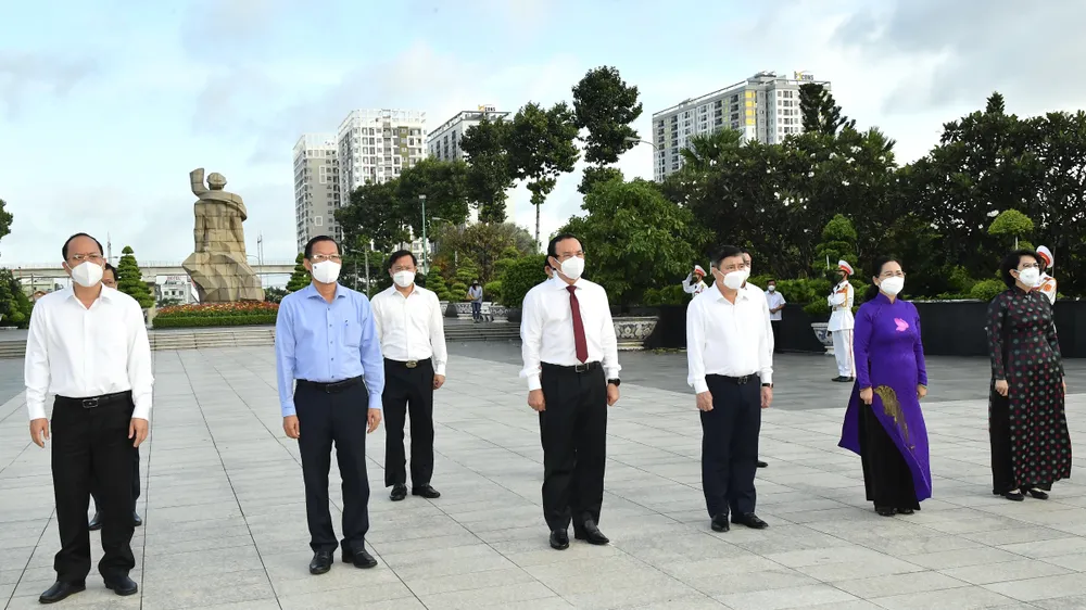 Lãnh đạo TPHCM dâng hoa, dâng hương tưởng niệm các Anh hùng liệt sĩ ảnh 2