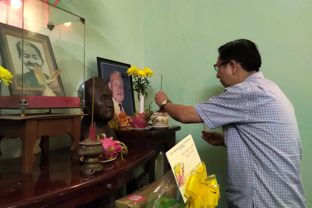 Lãnh đạo Ban Tuyên giáo Thành ủy TPHCM thăm, chúc Tết gia đình các đồng chí lão thành cách mạng ảnh 2