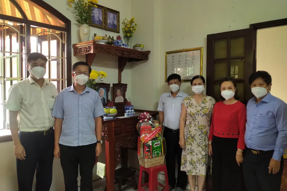 Lãnh đạo Ban Tuyên giáo Thành ủy TPHCM thăm, chúc Tết gia đình các đồng chí lão thành cách mạng ảnh 3