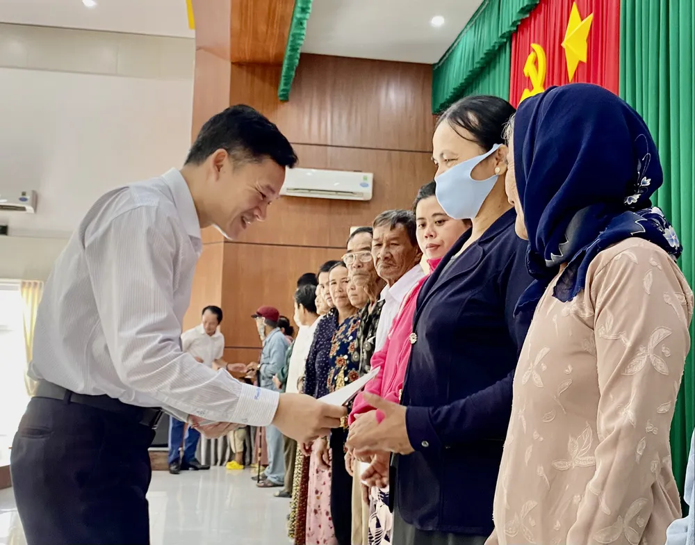 Đồng chí Nguyễn Huy Ngọc, Phó Trưởng Cơ quan Thường trực khu vực miền Nam, Ban Tuyên giáo Trung ương trao quà đến bà con huyện Ninh Phước. Ảnh: KIỀU PHONG