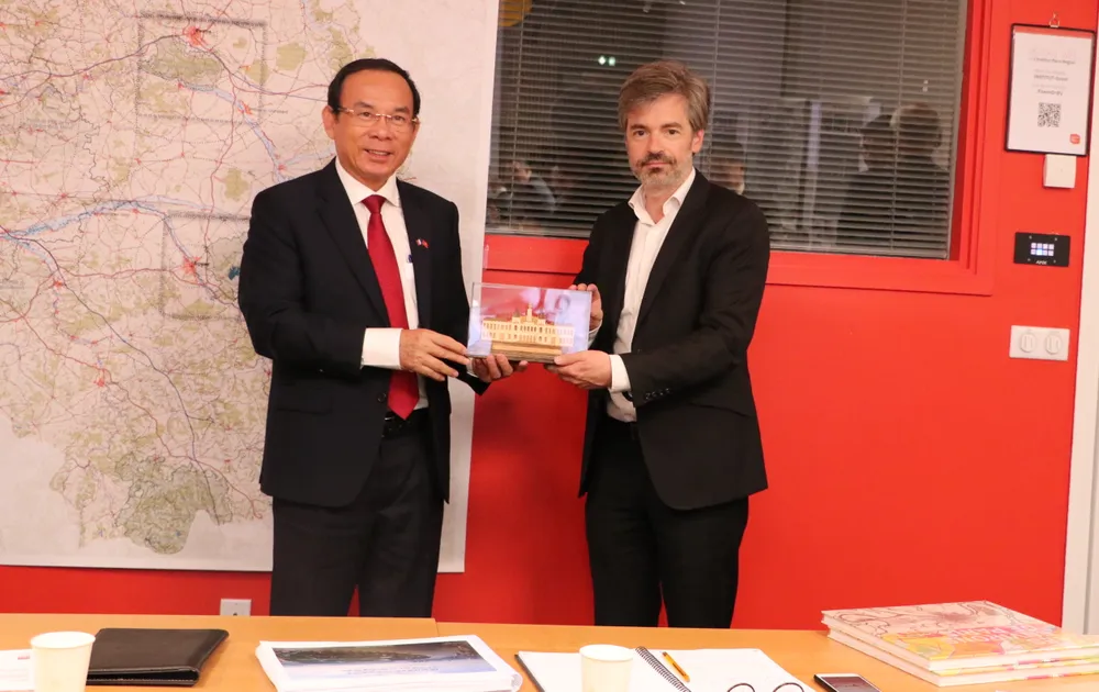 Bí thư Thành ủy TPHCM Nguyễn Văn Nên tặng quà lưu niệm đến Viện Quy hoạch đô thị vùng Paris Bí thư Thành ủy TPHCM Nguyễn Văn Nên tặng quà lưu niệm đến Viện Quy hoạch đô thị vùng Paris