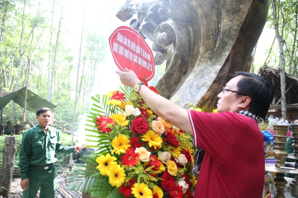 Đồng chí Lê Hồng Sơn dâng hương tưởng nhớ anh hùng, liệt sĩ, quân và dân đã anh dũng hy sinh tại Rừng Sác. Ảnh: KIỀU PHONG